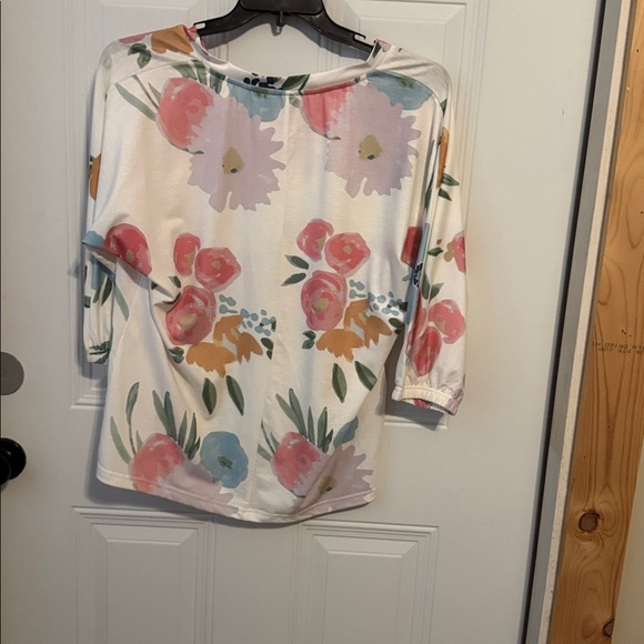 Exclusive Floral Print Women's Top - Picture 3 of 4